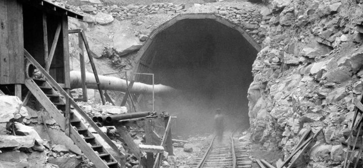 Hawk’s-Nest-Tunnel-tragedy-1930s
