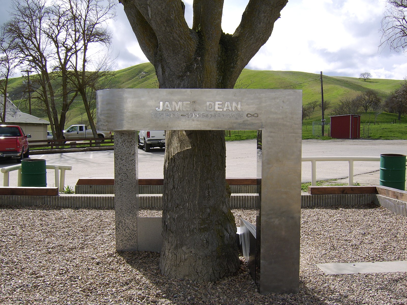 File:James Dean monument.JPG