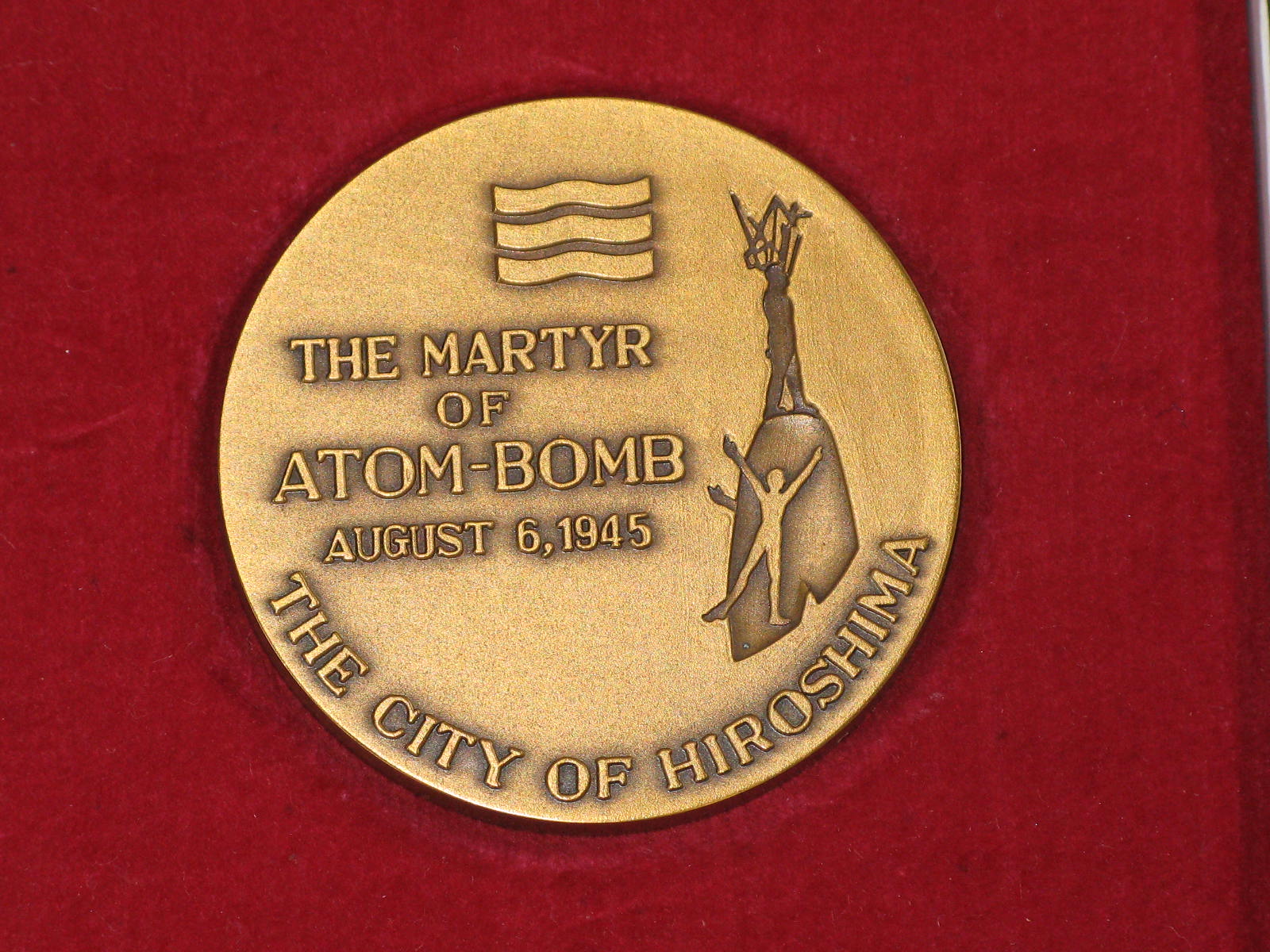 Identificatie    Titel:  Penning 'The Martyr of Atom-bomb - August 6, 1945 - The City of Hiroshima'   Objectnummer:  PA 3102.1/2  Objecttype